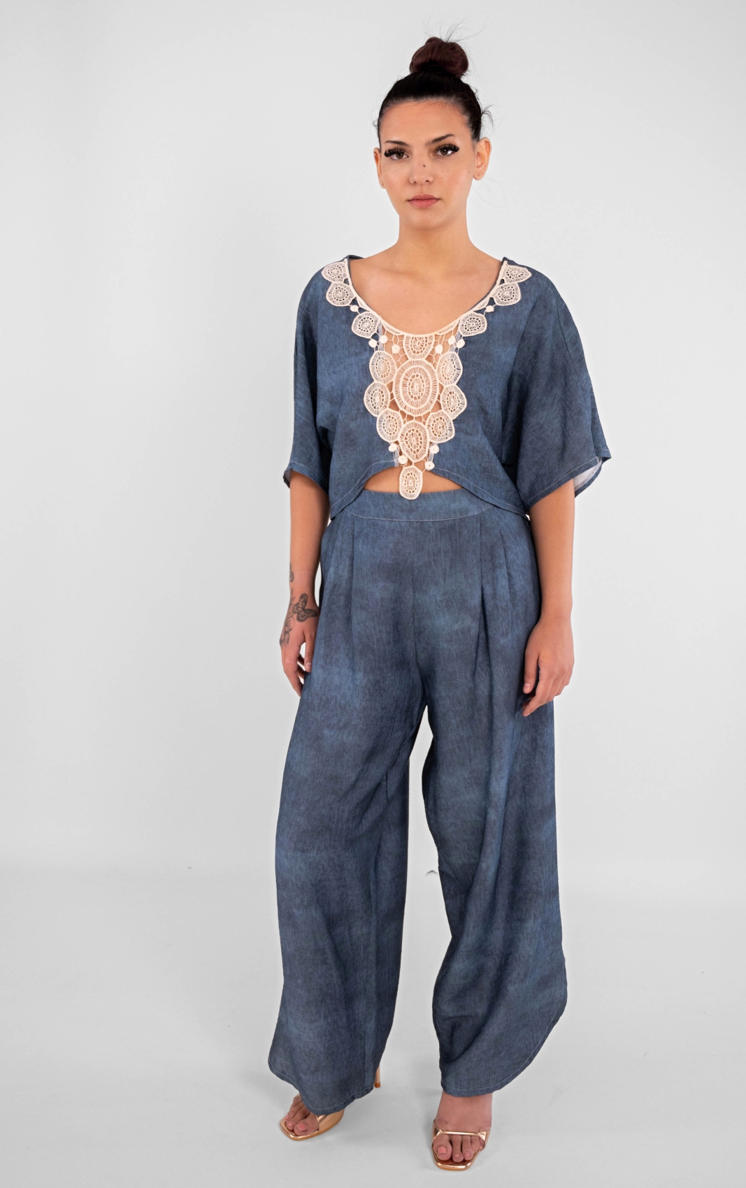 DSC_5104 Γυναικείο Σετ Denim-Look με Δαντέλα: Crop Top & Παντελόνα| Benissimo - Image 1